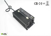 एलसीडी वोल्ट और करंट डिस्प्ले के साथ ब्लैक सिल्वर स्वचालित बैटरी लिथियम चार्जर