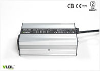 स्मार्ट CC CV चार्जिंग इलेक्ट्रिक स्केटबोर्ड चार्जर, 36V LiMnO2 बैटरियों के लिए 42V 3A चार्जर